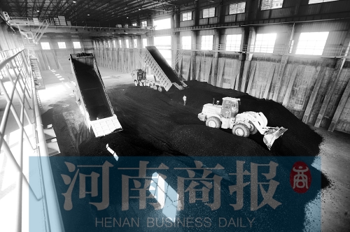 大量煤炭運(yùn)往南區(qū)供熱站，為今冬供暖做準(zhǔn)備 河南商報(bào)記者 鄧萬里/攝