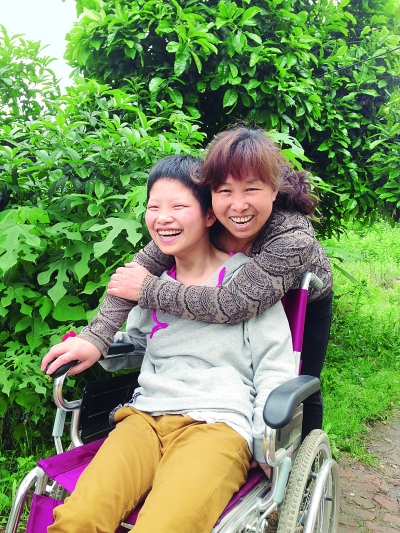 黃揚(yáng)和母親許秀梅在陽(yáng)光下好開(kāi)心。（黃珊攝）