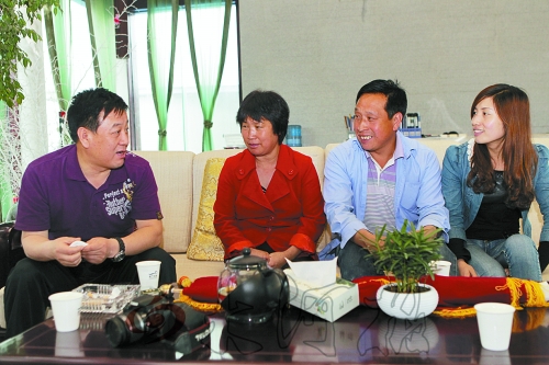 網(wǎng)友“奇石頑童”與牛松玲、郭新成夫婦