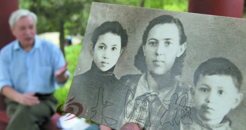 　前晚，花甲老人黎遠(yuǎn)康特意給遠(yuǎn)在哈薩克斯坦的老媽送上了母親節(jié)祝福