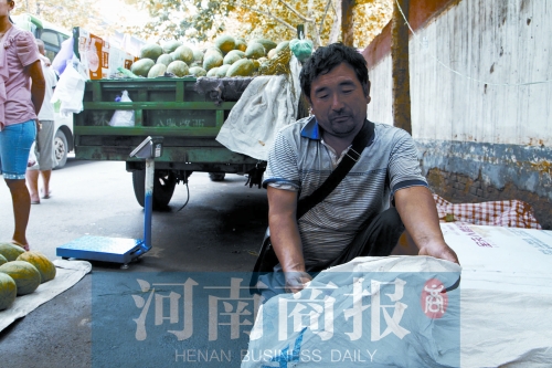 錢包就裝在這個編織袋里，枕在老陳頭下，沒想到還是被偷走了 實習生 唐韜/攝