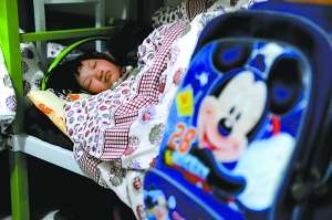 一名兒童昨晚在蘭考縣臨時救助站的房間入睡。新華社發(fā)