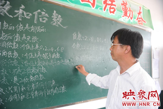 王格現(xiàn)在給5年紀(jì)的孩子們上課。