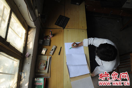 圖為王格現(xiàn)在審閱文件。