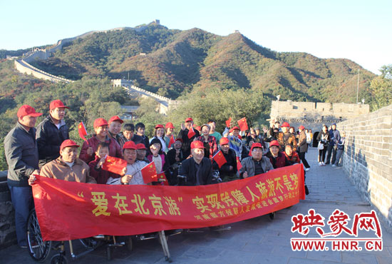 旅游對于殘疾人朋友來說比正常人要困難許多，2011年，劉小琴帶領(lǐng)殘障朋友登上了長城。