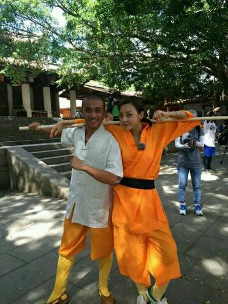 這些參加節(jié)目的女星當(dāng)中既有歌手，又有演員，都是時(shí)尚年輕且受歡迎的女星。