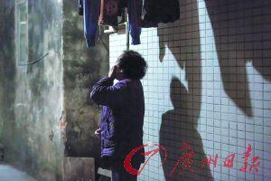 女姐在講述自己老伴幾年前在保姆的“照料”下去世的經(jīng)歷，神色悲傷。廣州日報記者陳憂子