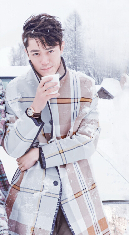 胡歌和霍建華為雜志拍攝了一組封面照，二人穿著同款風衣，在白雪中端著咖啡，恩愛“虐狗”