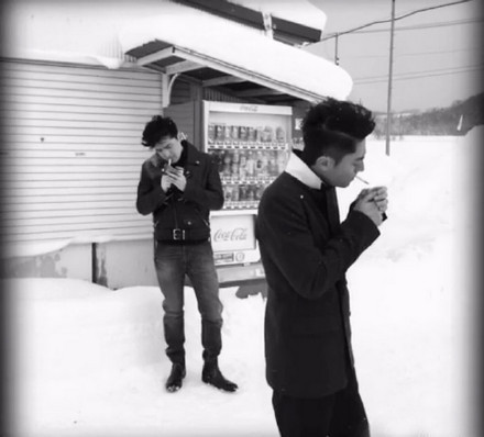 胡歌和霍建華為雜志拍攝了一組封面照，二人穿著同款風衣，在白雪中端著咖啡，恩愛“虐狗”