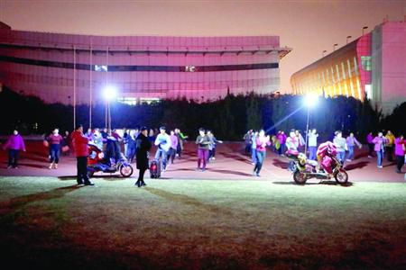 昨晚，松江體育場秩序井然，兩隊(duì)廣場舞被有序地分散在了不同區(qū)域。