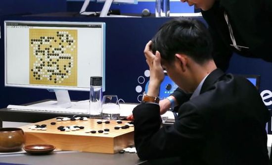 復(fù)盤階段李世石也在不停撓頭。