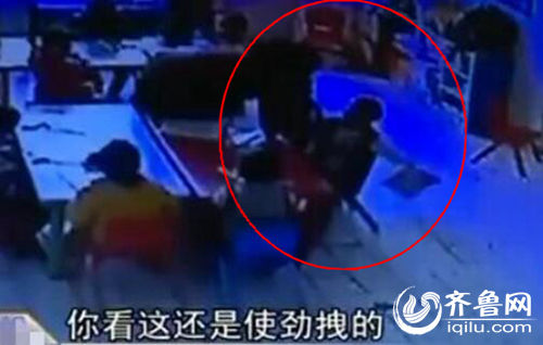 孩子上課時被老師拖拽。（紅圈中拿書者系孩子）