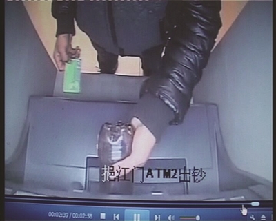 男子將可樂倒進(jìn)取款機(jī)。