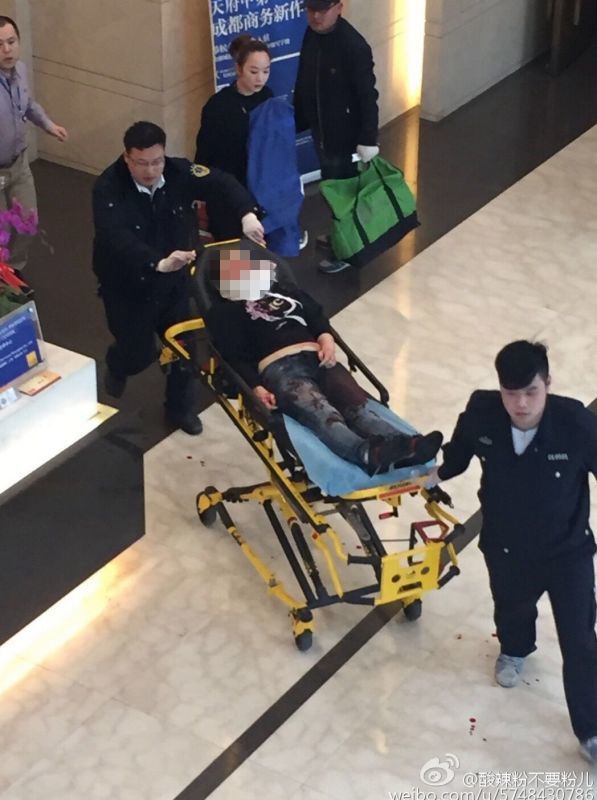 圖說：一名被砍女子被送往醫(yī)院。網友圖