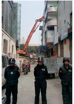 根據(jù)《太原市和小 店區(qū)平陽(yáng)路街道親賢城中村改造拆遷安置補(bǔ)償方案》，結(jié)合親賢實(shí)際，親賢社區(qū)補(bǔ)償安置采取“商業(yè)用房安置+小戶型公寓住宅安置+貨幣補(bǔ)償”的方式，其中每分 （0.1 畝）置換商業(yè)用房50平方米+小戶型公寓住宅80平方米+貨幣補(bǔ)償20萬(wàn)元人民幣。（拍攝：2015年9月17日）