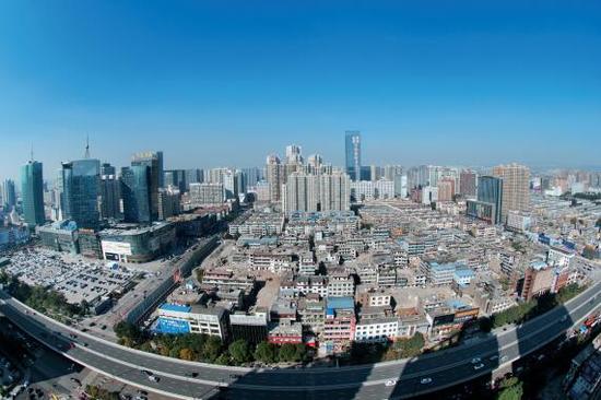 經(jīng)過(guò)4個(gè)多月的推進(jìn)，親賢社區(qū)的拆遷工作進(jìn)展緩慢，原定于2015年10月底完成的拆遷，在10月中旬時(shí)仍停留在對(duì)部分住戶進(jìn)行插花式拆除。(拍攝：2015年10月16日)