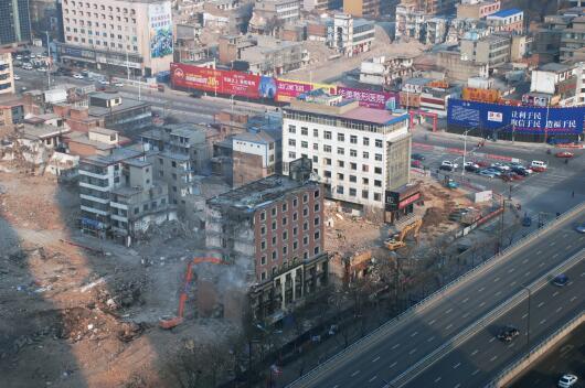 在“拆遷獎(jiǎng)勵(lì)”等一系列政策的激勵(lì)下，親賢社區(qū)的改造步伐明顯加快。2015年12月初，親賢社區(qū)簽訂拆遷協(xié)議 374份，簽約率達(dá)90%，西北片區(qū)實(shí)現(xiàn)了拆遷大突破。(拍攝：2015年12月20日)