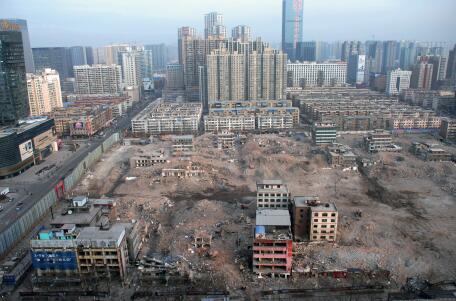 2016年元旦假期后的第一個(gè)工作日，記者從長(zhǎng)風(fēng)大街某高樓俯瞰正在拆遷中的親賢西北片區(qū)。經(jīng)過(guò)半年多推進(jìn)，這一片區(qū)只留下十余處建筑等待拆除。(拍攝：2016年1月4日)