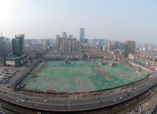 2016年4月，經(jīng)過(guò)持續(xù)攻堅(jiān)，親賢社區(qū)西北片區(qū)的拆遷工作基本告一段落，但在鋪設(shè)了防塵綠網(wǎng)的空地中，至今仍有3戶居民選擇了“堅(jiān)守”。(拍攝：2016年4月4日)