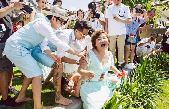 包貝爾婚禮時，賈玲和柳巖都出任伴娘