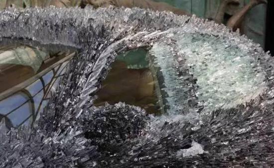 驚！車(chē)主用玻璃渣改裝瑪莎拉蒂