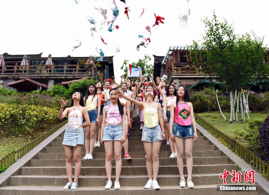 女大學(xué)生穿肚兜拋胸罩呼吁關(guān)注乳房健康 女大學(xué)生穿肚兜拋胸罩呼吁關(guān)注乳房健康