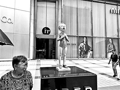 王府井in88購物中心西側(cè)，“小男孩”下半身衣不遮體