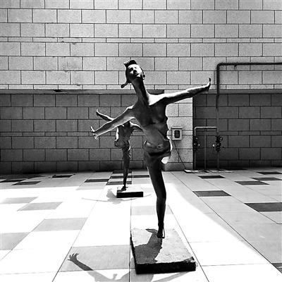 常營長楹龍湖天街樓下，“年輕女孩”胸部暴露