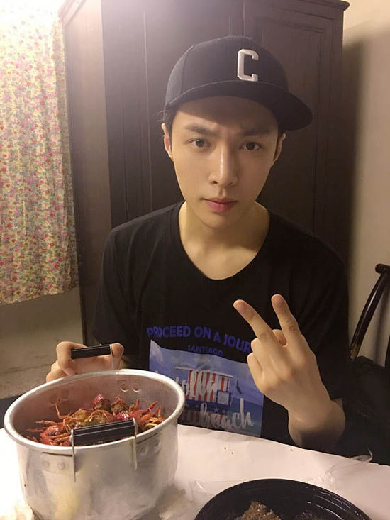 二爺加餐！張藝興告別清湯白面吃小龍蝦