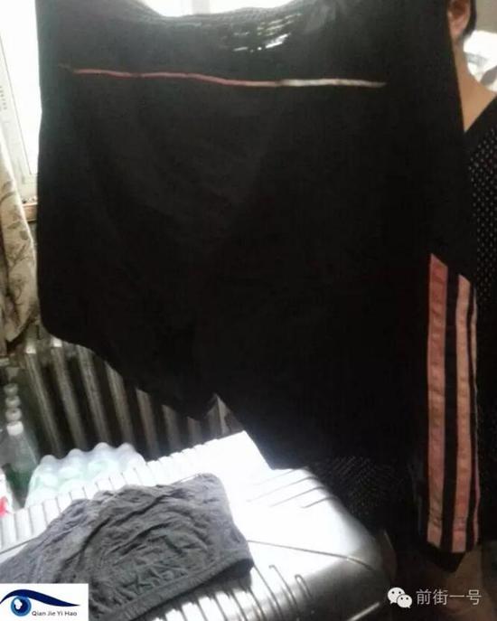 李律師所穿褲子也沾染血跡。