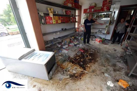 家里小賣部現(xiàn)在已經(jīng)一片混亂。