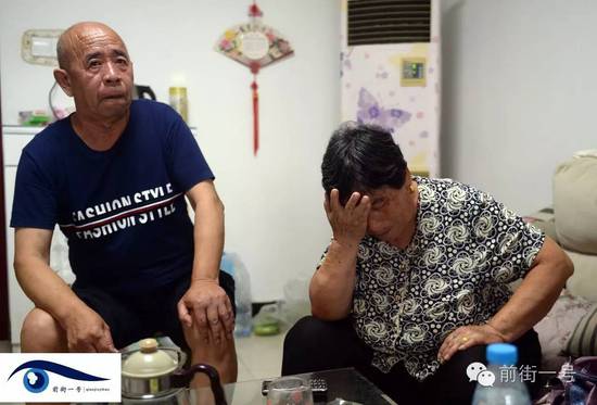 李亞榮的公婆談及李亞榮時淚流不止。