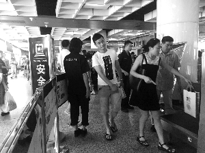 南京地鐵新街口站，大多數市民自覺配合安檢