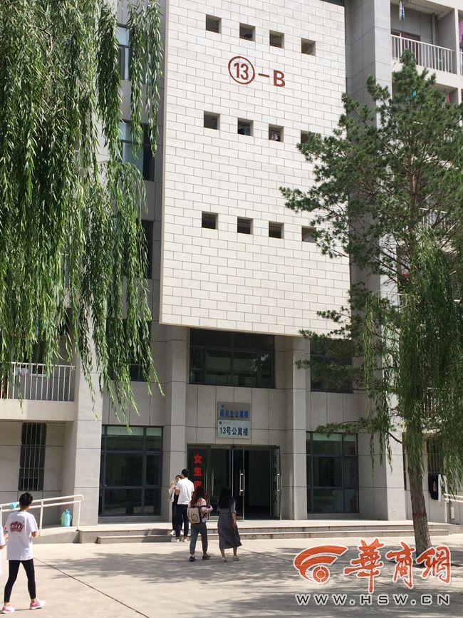8月30日，榆林學(xué)院有學(xué)生發(fā)微博對女生宿舍樓住進(jìn)男生提出質(zhì)疑。9月3日，學(xué)校宣傳部門回應(yīng)，女生宿舍樓里確實住著3名男研究生，但該樓的格局是套間，跟單元房一樣是獨立的，大學(xué)應(yīng)有包容的精神。