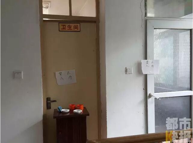 當(dāng)馮女士走出大門，繞到院子的側(cè)面時，衛(wèi)生間窗戶下方草叢中的一幕，讓她驚出了一身冷汗。農(nóng)家樂老板娘馮女士：“就是孩子，旁邊帶著胎盤?！弊蛲硎稽c半事發(fā)后，馮女士報了警，很不幸，男嬰已經(jīng)死亡。涉及的兩個房間，暫時被封鎖，里面已經(jīng)清理干凈。隨后記者也從轄區(qū)草堂派出所了解到，這兩男一女三人是朋友關(guān)系，女子的年齡大概是二十二三歲。該女子事發(fā)后被送往醫(yī)院，同行的兩名男子當(dāng)時被警方帶去派出所接受了筆錄調(diào)查后，已經(jīng)離開了派出所。