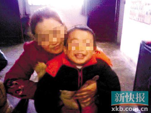 程女士生前和小孩開心玩耍。家屬供圖