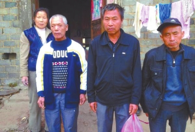 已被判死緩、在獄中服刑的4個村民的家人一直在為兒子喊冤。圖片來自網(wǎng)絡(luò)