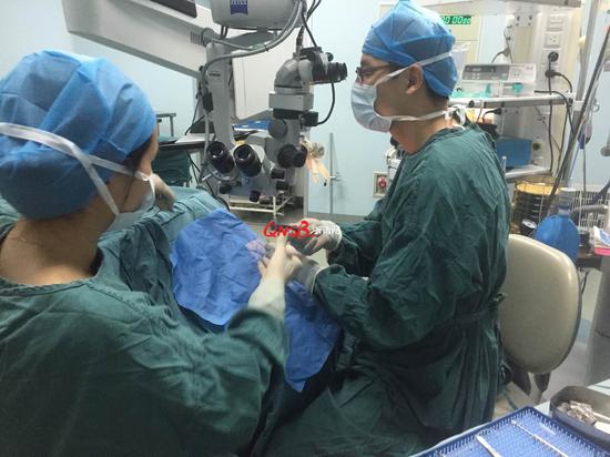 醫(yī)生正在手術