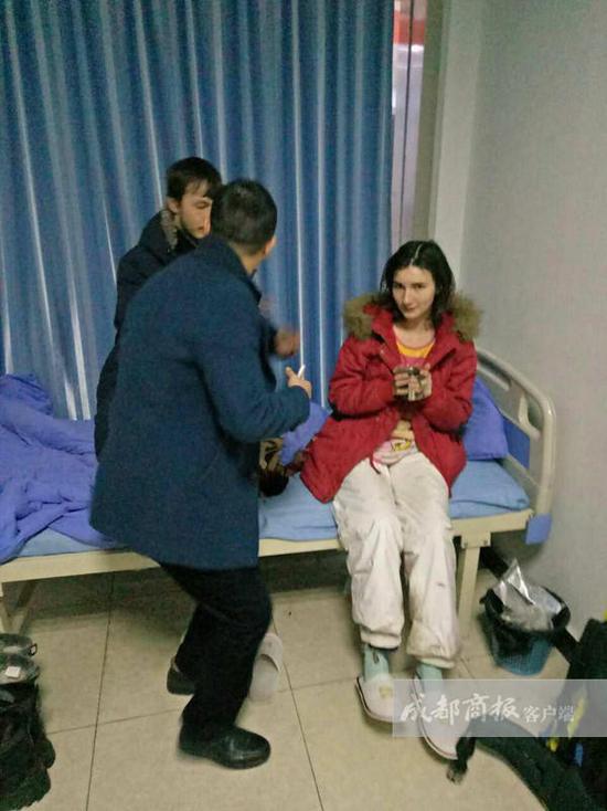 王利鑫說，醫(yī)院工作人員考慮到他們遠(yuǎn)道而來，于是給他們倒上熱水，并試圖打手勢交流。但費(fèi)了好大勁，也沒辦法搞明白對方的情況，只好向社區(qū)民警求助。翠屏區(qū)西城派出所兩位民警迅速趕到，但雙方仍然語言不通，無法交流。民警見兩名年輕人并無惡意，只好離開了。折騰到晚上10點(diǎn)左右，還是沒辦法溝通。而醫(yī)院作為醫(yī)療機(jī)構(gòu)，又不能留宿不明來歷的外國人。王利鑫只好帶著懂英語的女婿趕到，交流得知對方是一對來自俄羅斯的小夫妻?！八麄冋f到中國‘窮游’，打算從成都到昆明，結(jié)果坐順風(fēng)車來到了宜賓，卻沒錢住賓館。”王利鑫告訴成都商報(bào)客戶端記者，兩個(gè)年輕人不懂漢語，正好看到中山醫(yī)院標(biāo)識，就闖進(jìn)來打算求宿一晚。