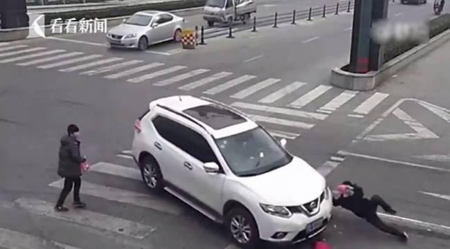 女司機(jī)開(kāi)車(chē)撞飛女孩并碾壓 曾制造8次事故3次撞人