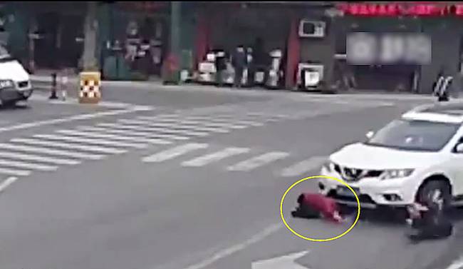 圖為小姑娘被卷進(jìn)車(chē)輪下瞬間。