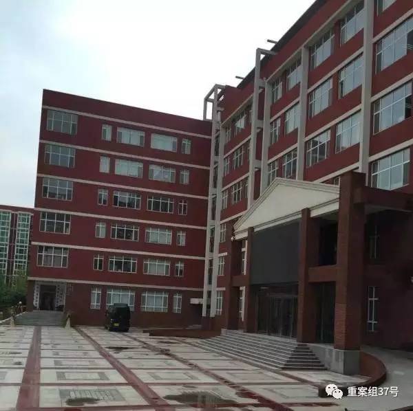 17歲高中男生教室里掐死女同學，被訴故意殺人和強奸