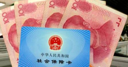 從今年1月1日開始，原有的失業(yè)保險(xiǎn)費(fèi)率是1.5%的有22個(gè)省份，包括新疆生產(chǎn)建設(shè)兵團(tuán)，可以在確保失業(yè)保險(xiǎn)金按時(shí)足額發(fā)放、穩(wěn)崗補(bǔ)貼順利實(shí)施的基礎(chǔ)上，可以降低0.5個(gè)百分點(diǎn)。個(gè)人的費(fèi)率不超過單位的費(fèi)率。