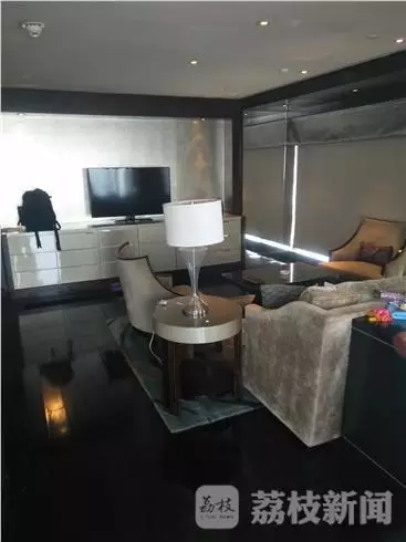 何女士稱當(dāng)時(shí)自己正在換衣服，順眼看了一下窗外，就看到了幾個(gè)人影，其中一個(gè)人拿著手機(jī)，三個(gè)男的朝這邊望。何女士表示，剛開始還以為是出現(xiàn)了幻覺，后來發(fā)現(xiàn)，玻璃中的映射人影就是隔壁房間的住客。