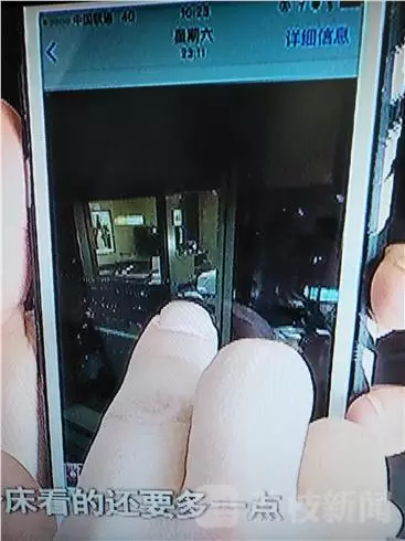 酒店前廳負(fù)責(zé)人李經(jīng)理：我們?nèi)ピ儐栠^，警察也詢問過，警察有錄音，他說他沒有錄像，第一個(gè)人說肯定沒有錄像，第二個(gè)人沒有口頭保證。對(duì)于何女士反映的晚間玻璃外墻變成“鏡子”反光的情況子。負(fù)責(zé)人表示，在客人入住酒店的時(shí)候，酒店工作人員一般會(huì)對(duì)客人進(jìn)行提醒，要求客人將房間的窗紗全部關(guān)閉，不過這一說法卻遭到了何女士的否認(rèn)。酒店前廳負(fù)責(zé)人李經(jīng)理稱，這個(gè)雙層玻璃的設(shè)計(jì)是環(huán)保設(shè)計(jì)，冬暖夏涼，如果是單層冬天會(huì)非常冷。