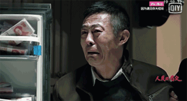 查案人員搜出的2.3億現(xiàn)金，從銀行運(yùn)來(lái)十二臺(tái)點(diǎn)鈔機(jī)，竟然燒壞了六臺(tái)。