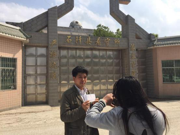 陳全松父親給看守所中的兒子交生活費。