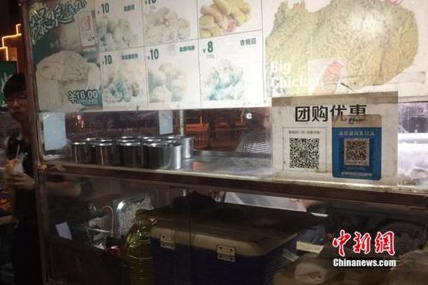 不少小商販都用上掃碼支付。中新網(wǎng) 吳濤 攝