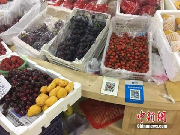 某水果攤，收款二維碼貼在顯眼位置。中新網(wǎng) 吳濤 攝