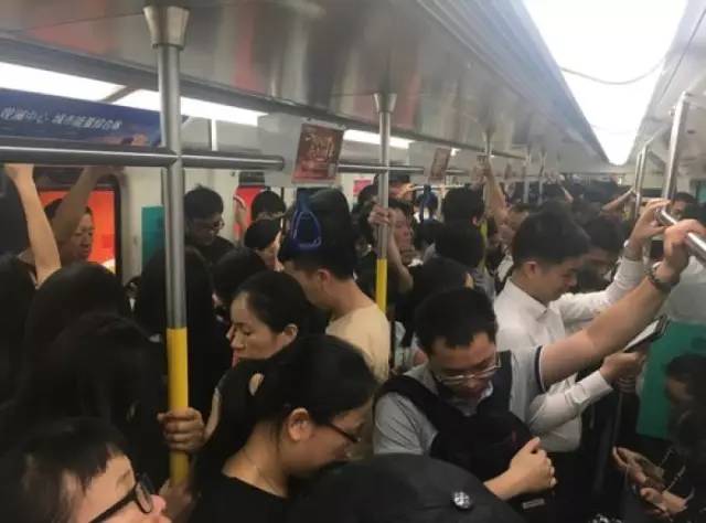 尷尬了！深圳地鐵首開(kāi)女性車廂 結(jié)果塞滿男乘客